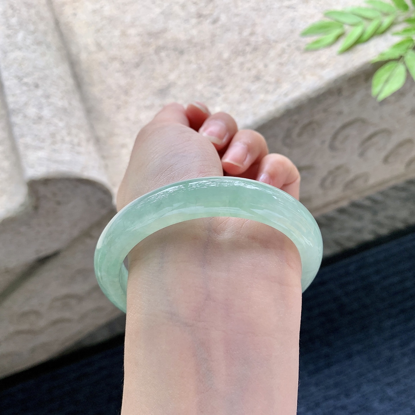 正圈56 57，圈口57.7/11.7/8.1，编码FL050689，糯冰绿底，水润，种老，细腻，打灯有絮线