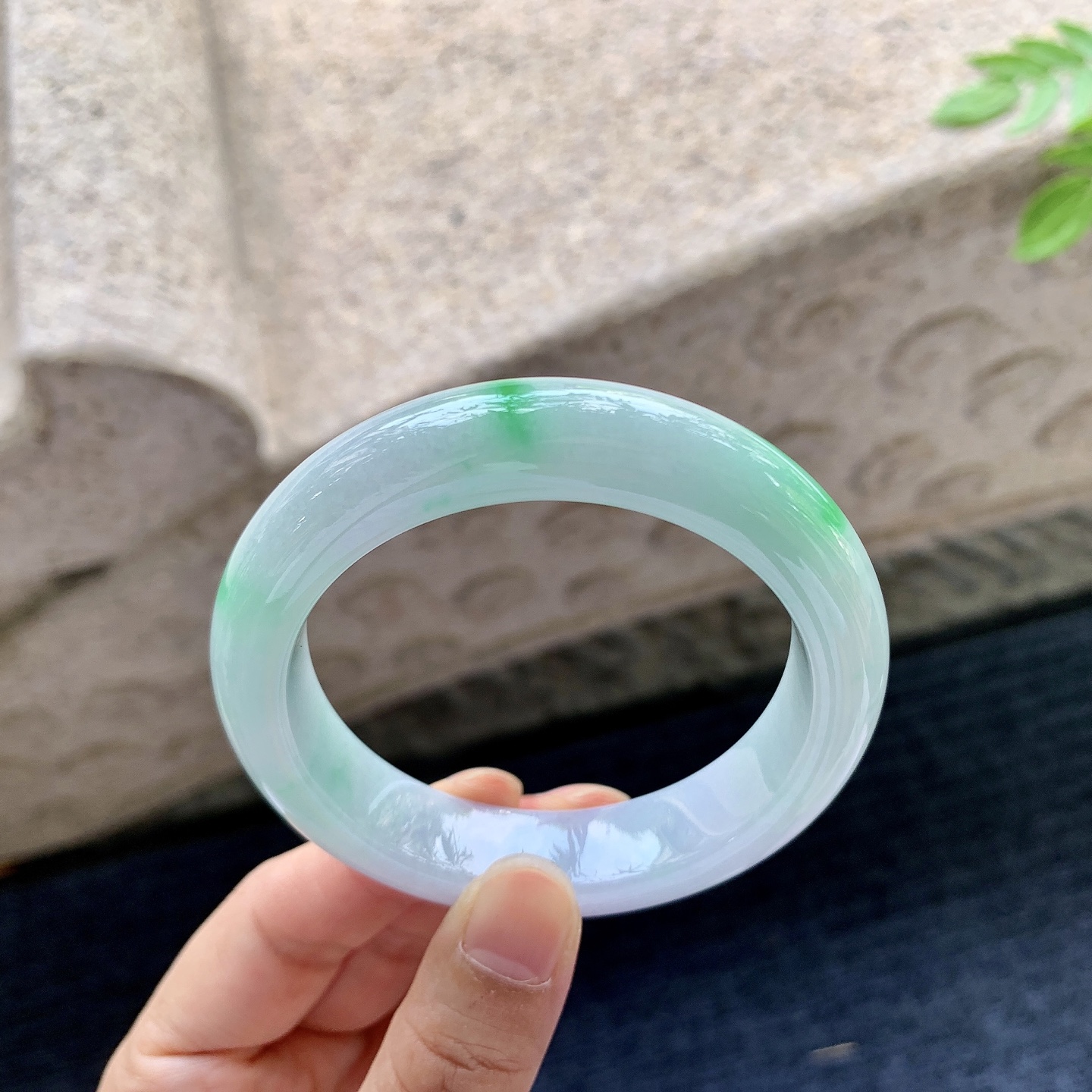 正圈52 53，圈口53.3/12.7/9，编码DJ081549，描述：春彩，飘绿，水润，种老，细腻，无裂。