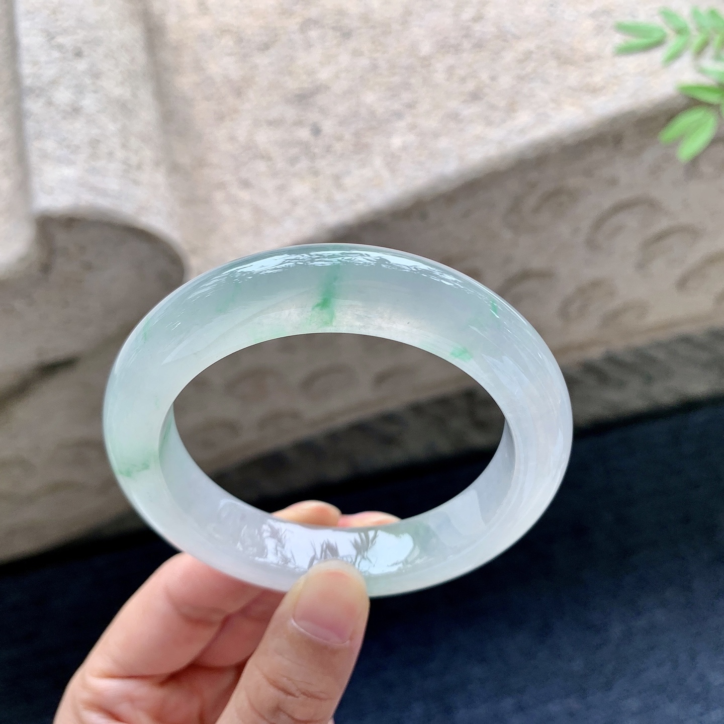 正圈54 55，圈口55.3/12.6/9.8，编码NK081702，描述冰飘绿，清透，水润，种老，细腻，打灯有絮线
