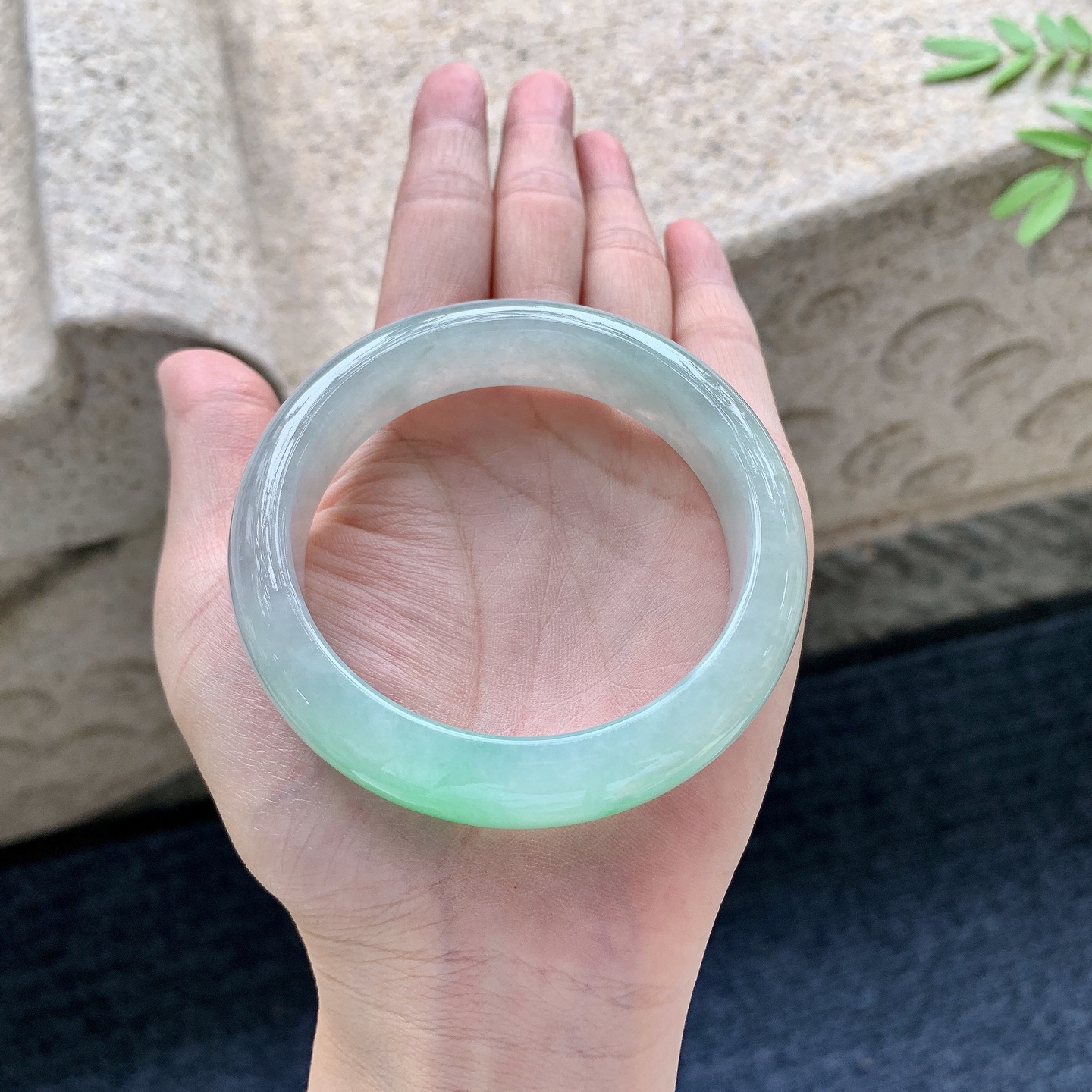 正圈55 56，圈口56.2/14.3/8.3，编码AD081805，糯冰飘绿，水润，种老，细腻，打灯有絮线