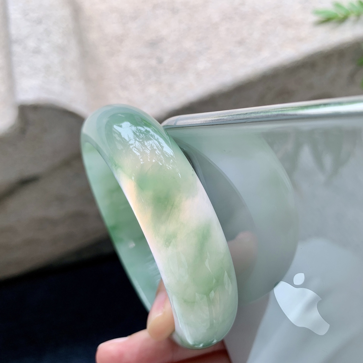 正圈58 59，圈口58.5/16.7/8，编码WW081822，糯冰飘绿，宽版，水润，种老，细腻，打灯有絮线