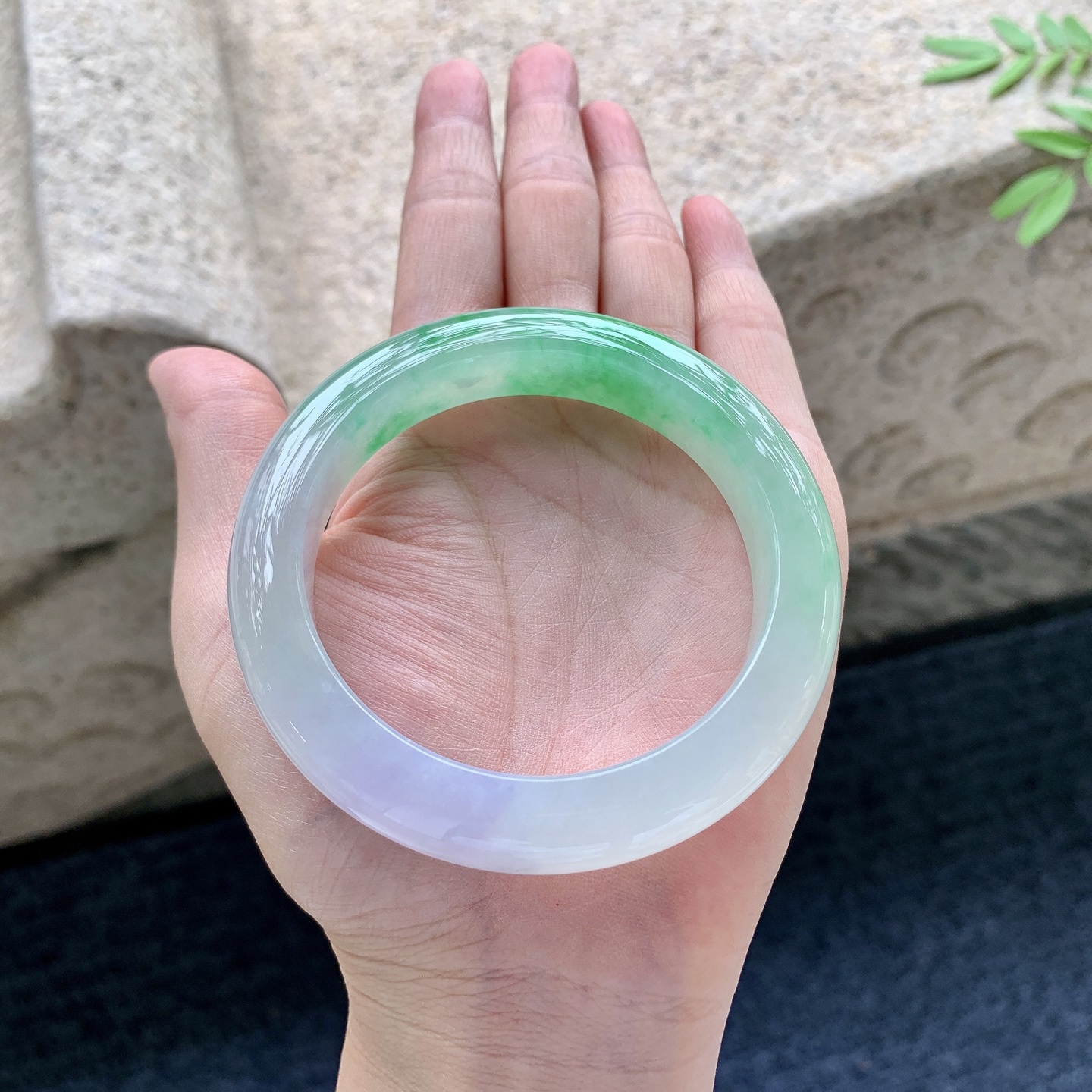 正圈55 56，圈口56.6/12/9.7，编码G9081627，描述冰糯春彩，水润，种老，细腻，打灯有絮线