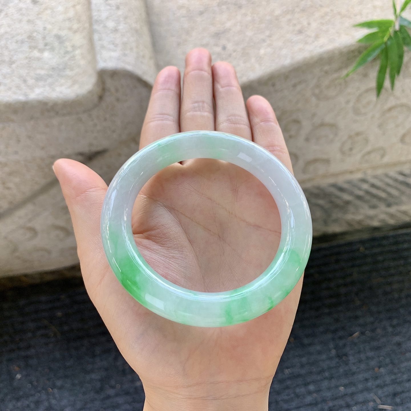 圆条56 57，圈口56.8/11.2/11.2，编码BA071514，糯冰飘阳绿，水润，种老，细腻