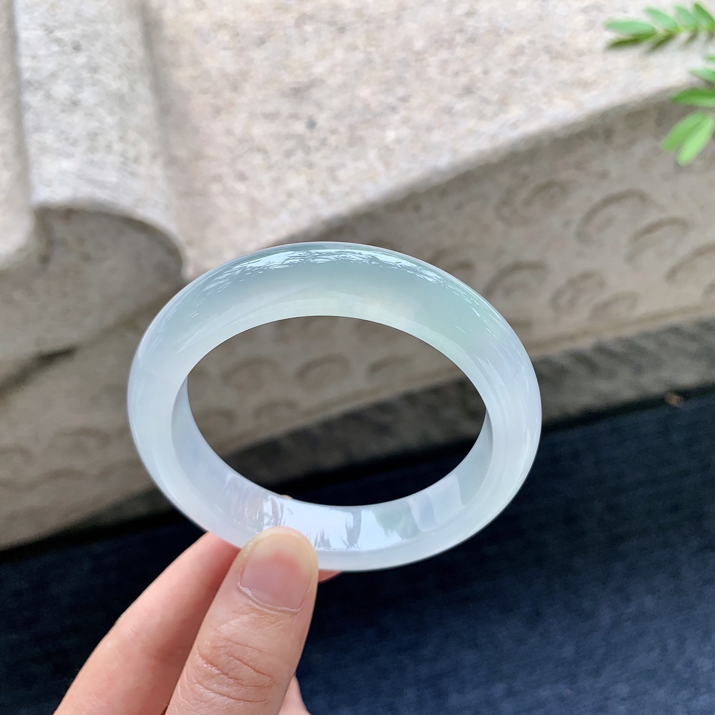 正圈54 55，圈口54.7/12.7/8.8，编码HT081802，糯冰晴绿，水润，种老，细腻，打灯有絮线