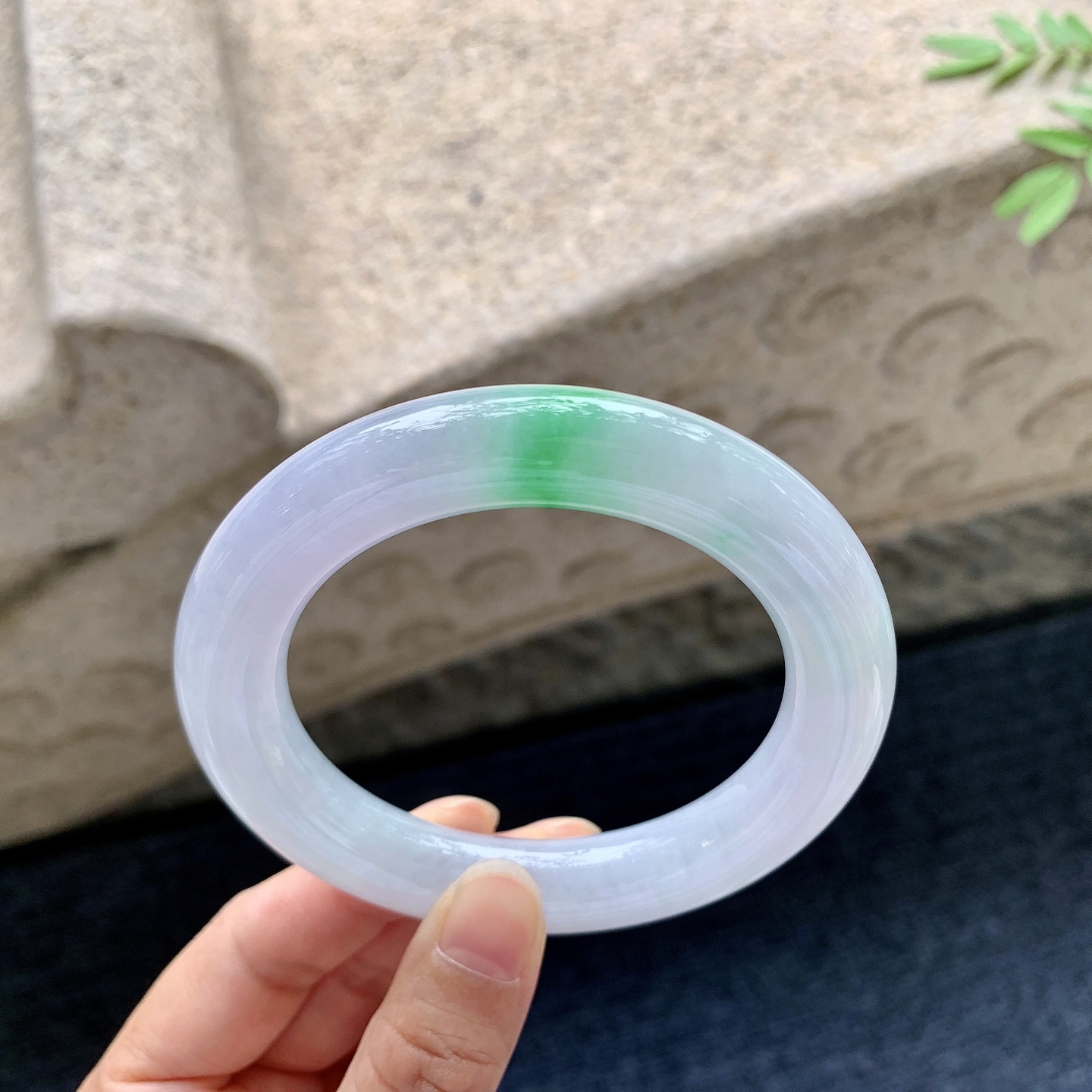 圆条56 57，圈口57.3/11.9/11.8，编码DZ081812，糯冰椿彩，水润，种老，细腻，打灯有絮线