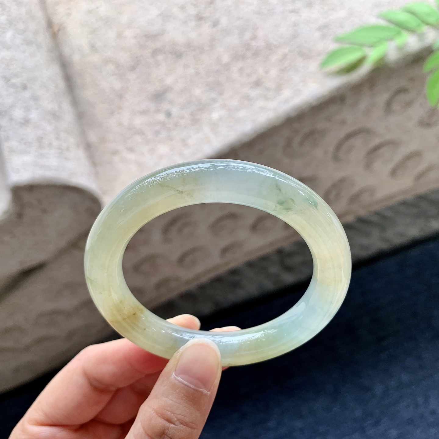 圆条49 50，圈口50.5/10.2/9.8，编码B2081757，糯冰黄翡飘花，水润，种老，细腻，打灯有纹线。