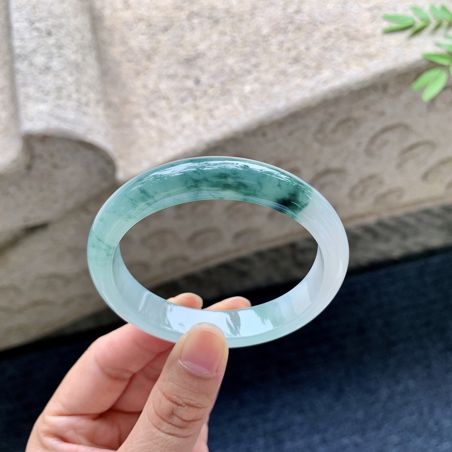 贵妃52 53，圈口54.5/48.4/12/7.3，编码WW081836，描述糯冰飘花，水润，种老，细腻，打灯有棉线