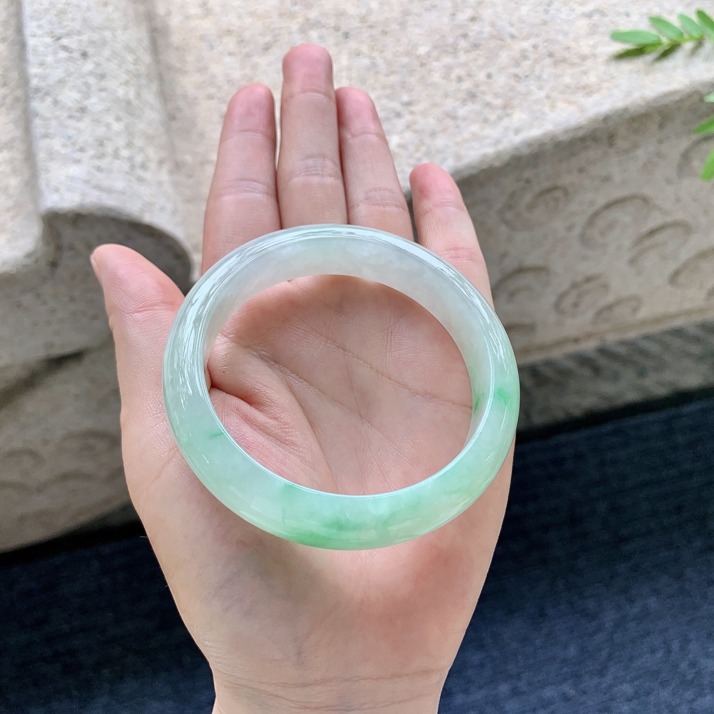 正圈55 56，圈口56/12.8/7.8，编码HJ081817，糯冰飘绿，水润，种老，细腻，打灯有絮线
