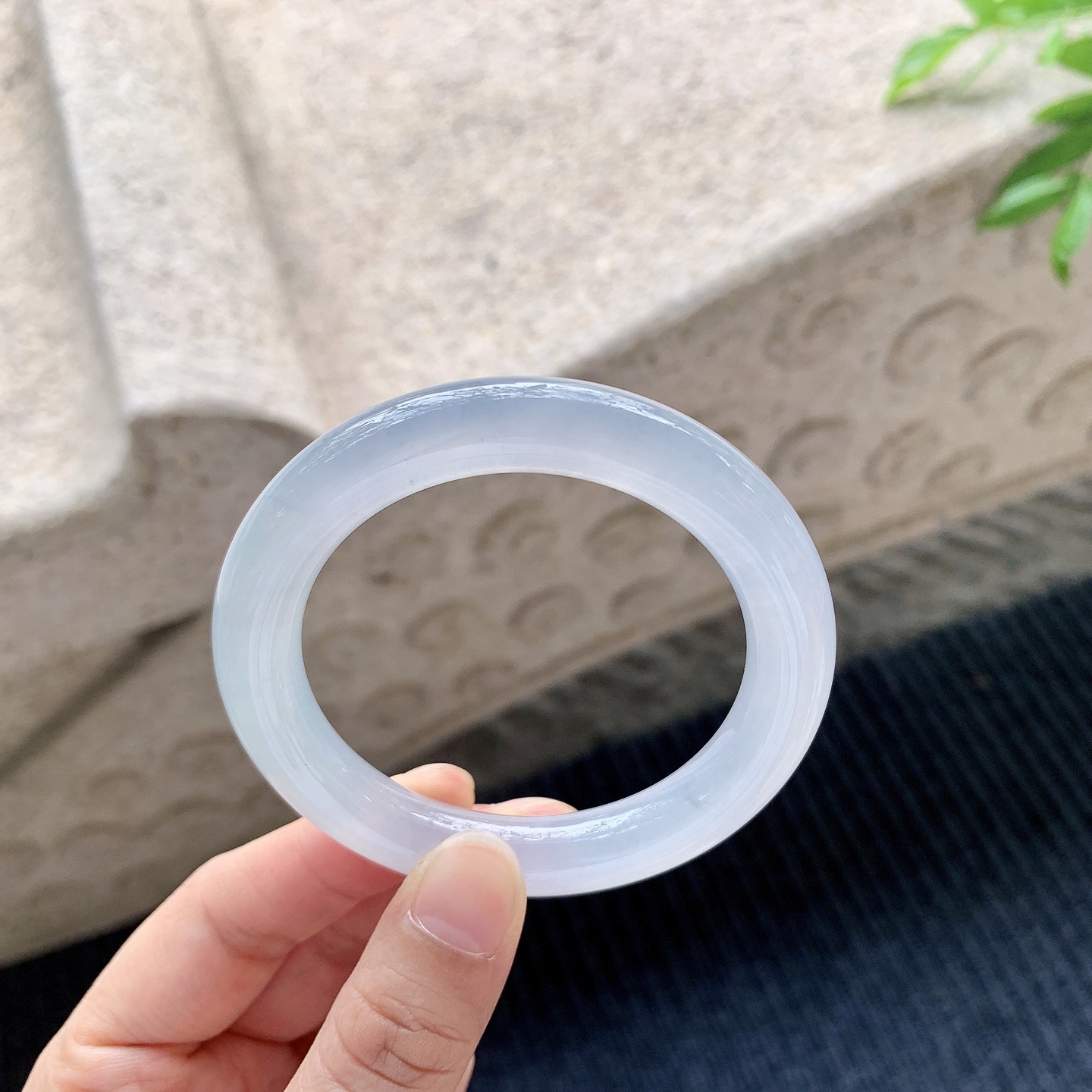 圆条50 51，圈口51.1/9.8/9.6，编码C5081764，冰种，清透，水润，种老，细腻，有棉纹。