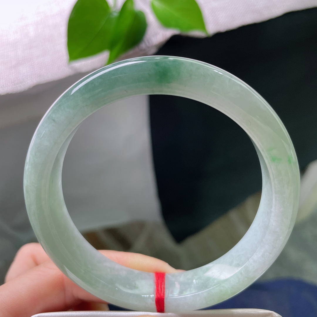61.5/13.1/9.3，油青正圈，无裂，细腻水润，一段油绿飘花沉静地晕染于镯身，清冷素雅，自带烟