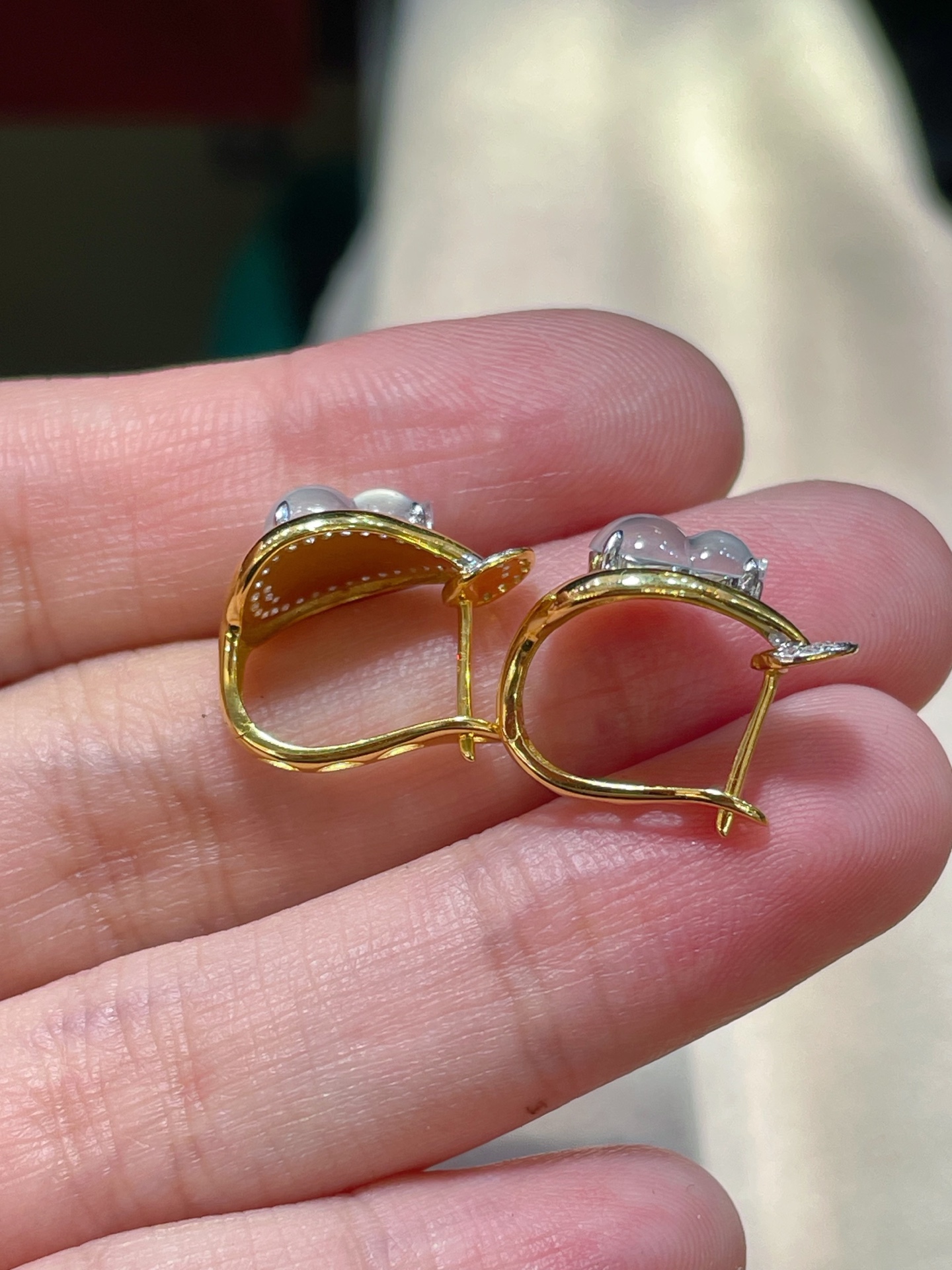 ️翡翠高冰葫芦耳钉，简洁大气，光感强烈料子水润通透，种老起光。18k镶，佩戴效果佳，8.7-6.6-3.5