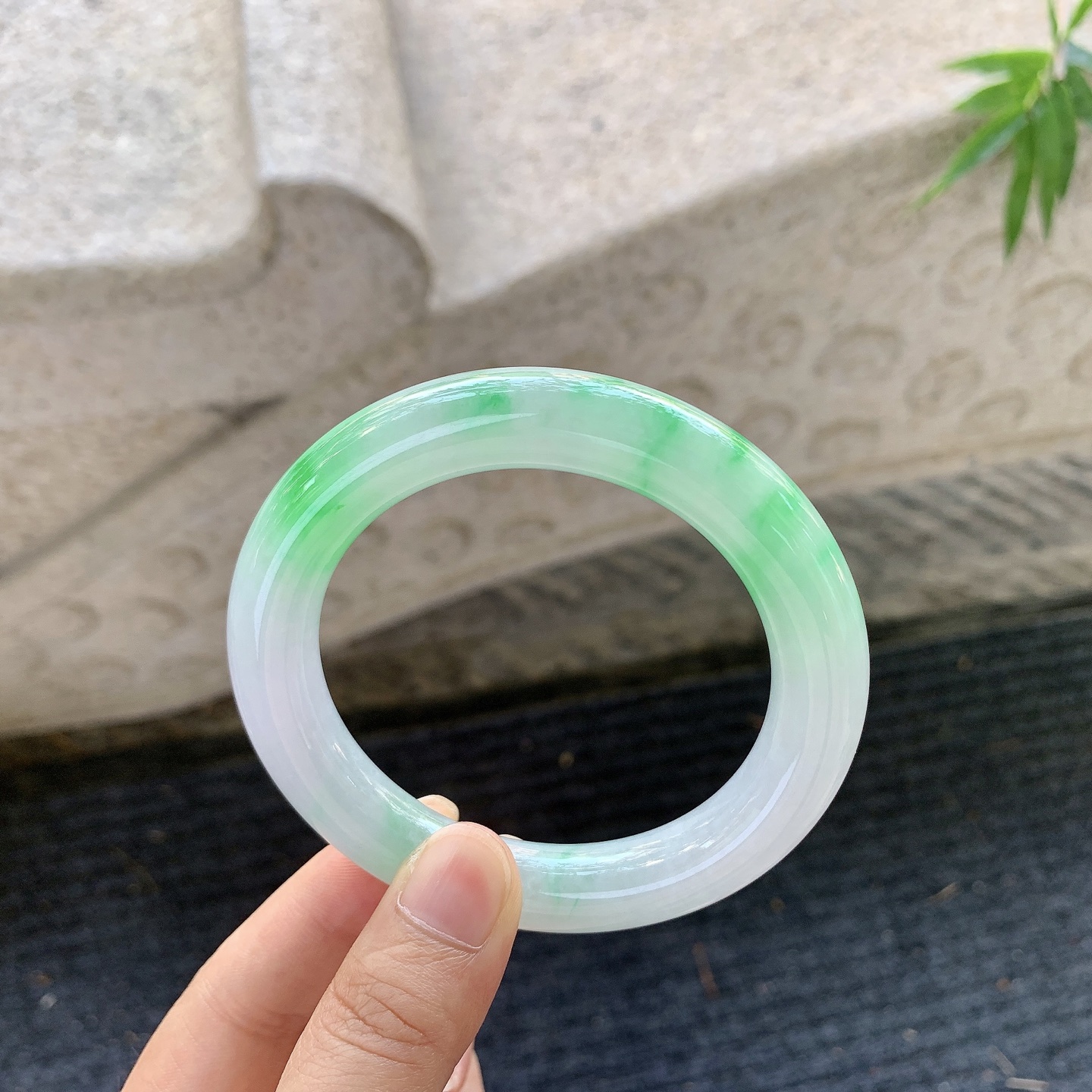 圆条56 57，圈口56.8/11.2/11.2，编码BA071514，糯冰飘阳绿，水润，种老，细腻，打灯有纹线