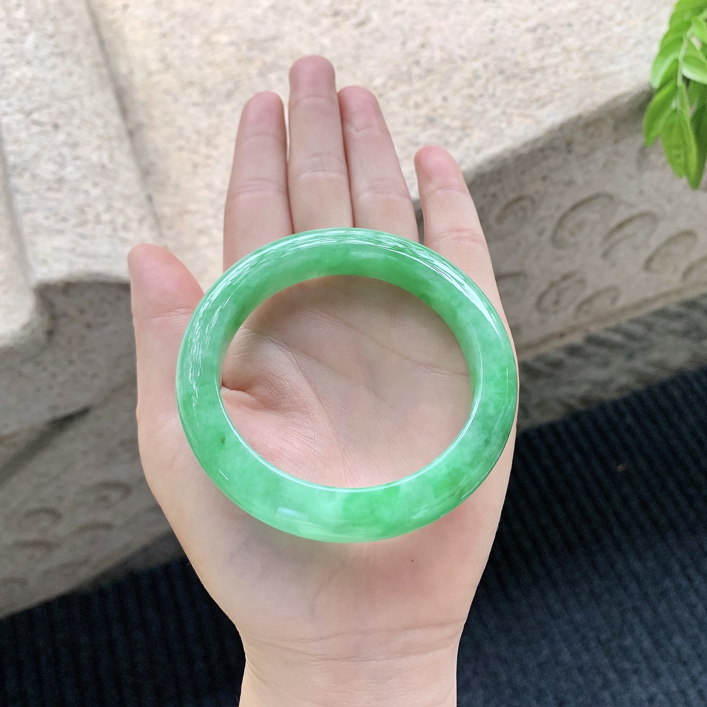 正圈54 55，圈口55.5/11/9.5，编码A1081496，描述辣阳绿，水润，种老，细腻，打灯