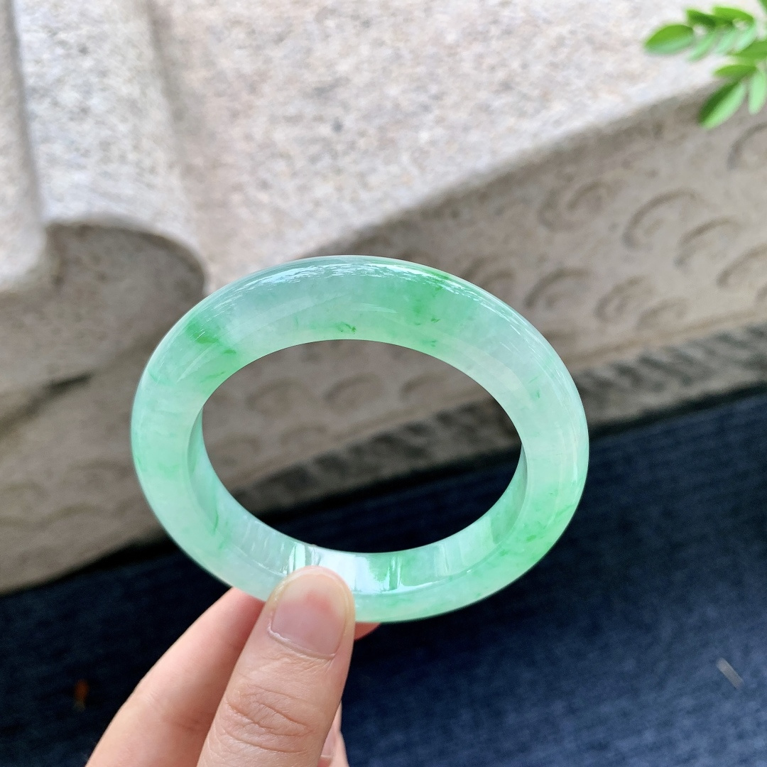 正圈53 54，圈口54.5/11.1/10.2，编码B2052139，描述冰糯飘绿，水润，种老，细腻，打灯有絮线