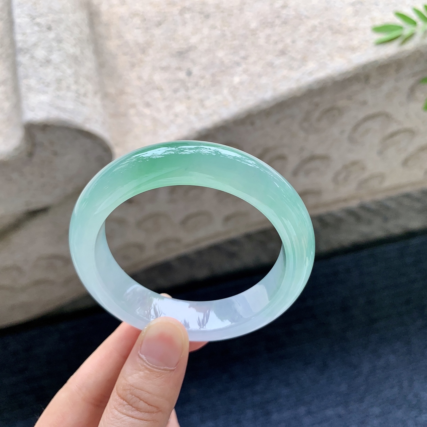 正圈53 54，圈口53.6/13.4/8.7，编码XY081833，糯冰飘绿，水润，种老，细腻，打灯有絮线