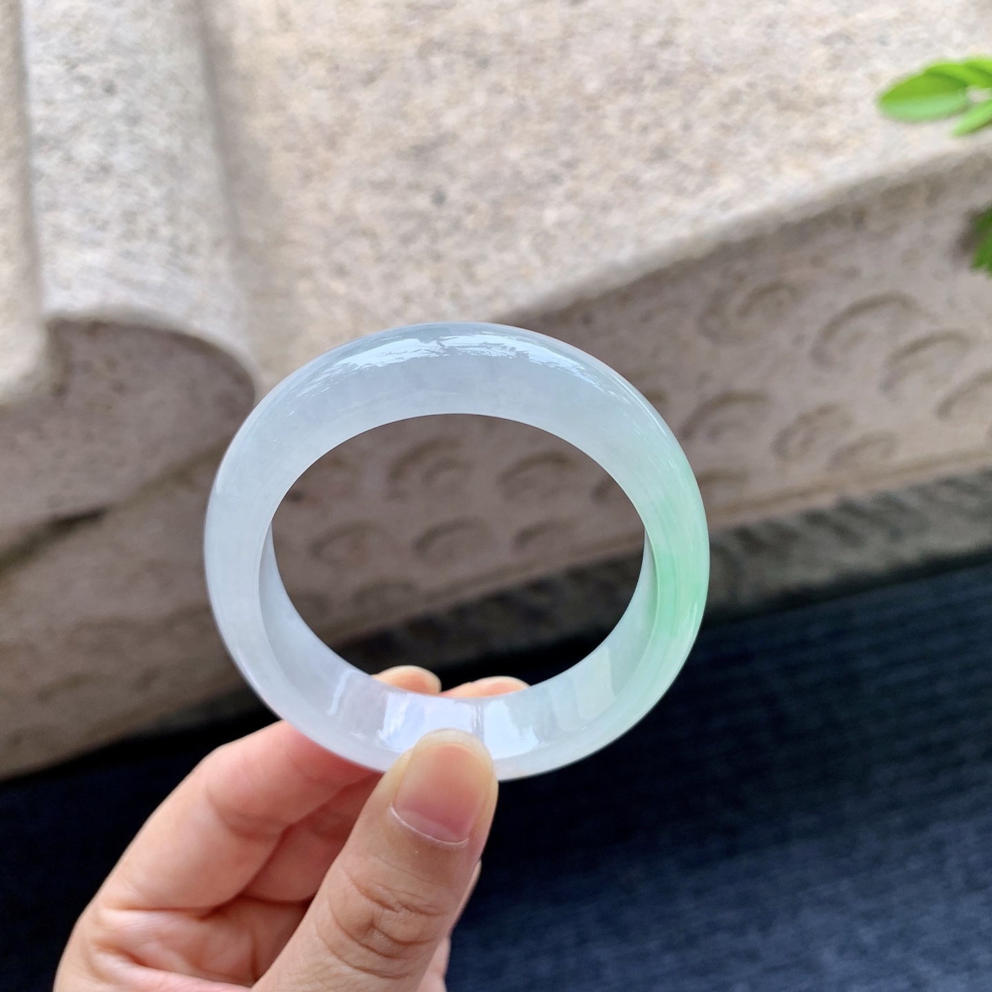 贵妃53 54，圈口54.8/47.2/12.5/7，编码GX081921，糯冰飘绿，水润，种老，细腻，打灯有棉线