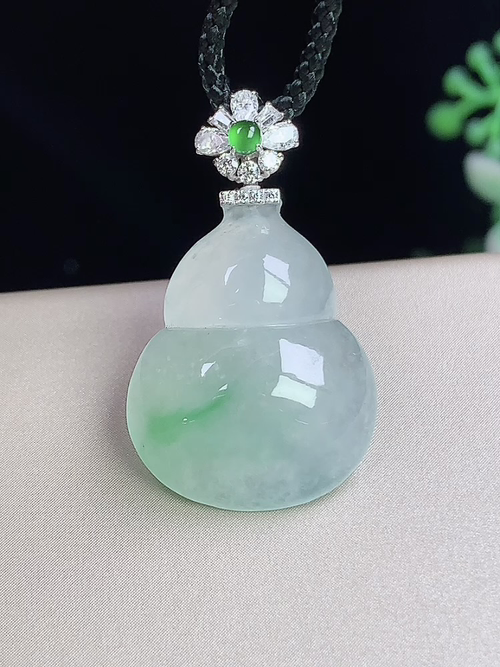 18k金镶冰飘绿葫芦，无裂，尺寸20.5*16.5*6.1mm，D18fw