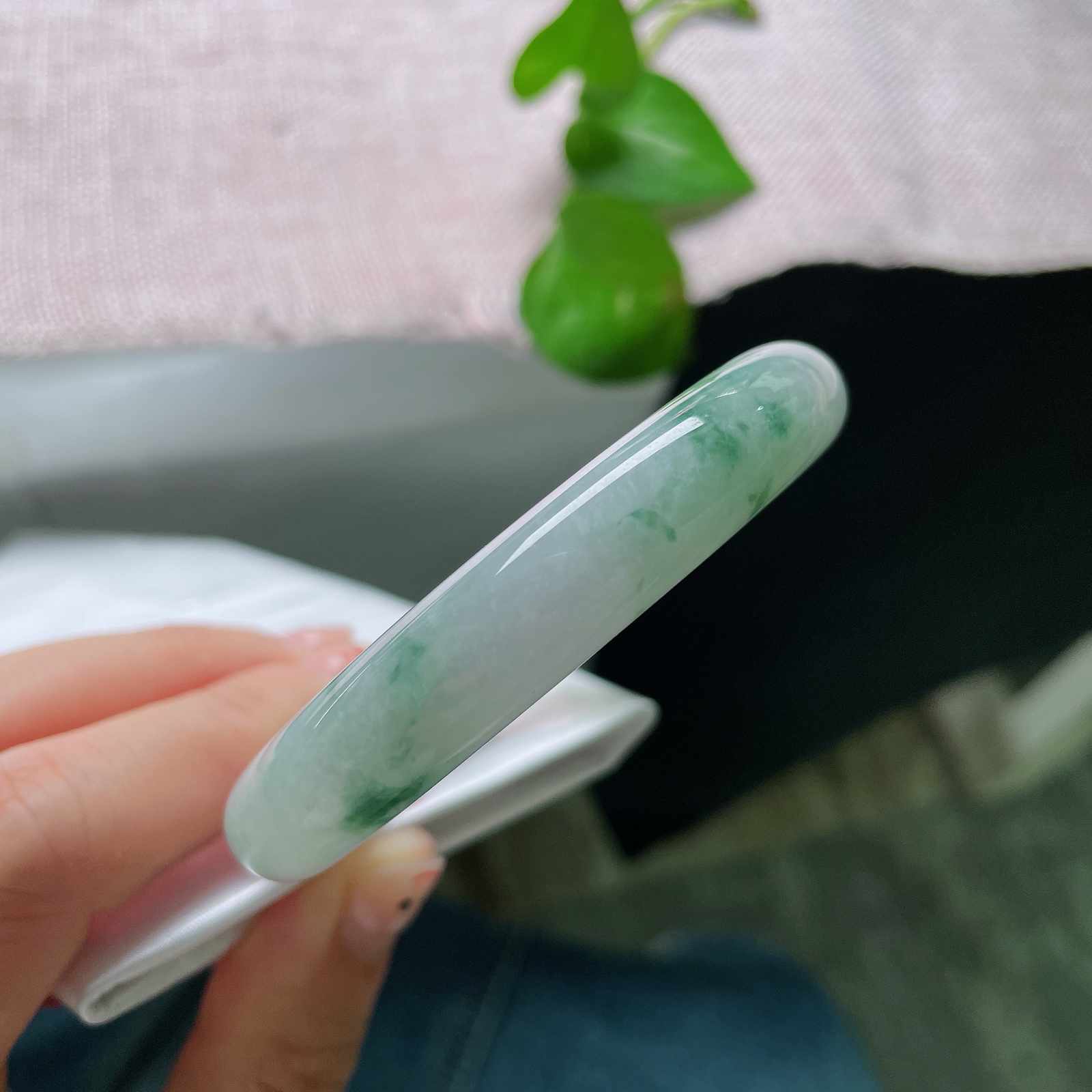 58.5/11.5/8.1，飘花正圈，种老，水头好。质地温润细腻，佩戴韵味十足，无裂，ss57292a