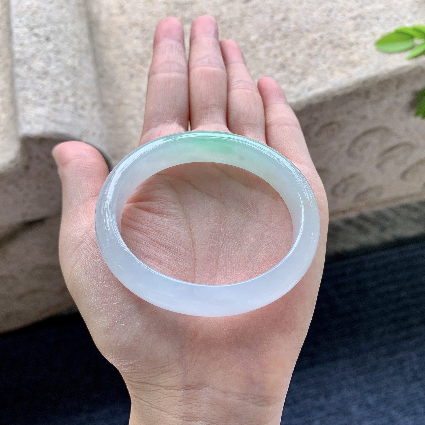 贵妃53 54，圈口54.8/47.2/12.5/7，编码GX081921，糯冰飘绿，水润，种老，细腻，打灯有棉线