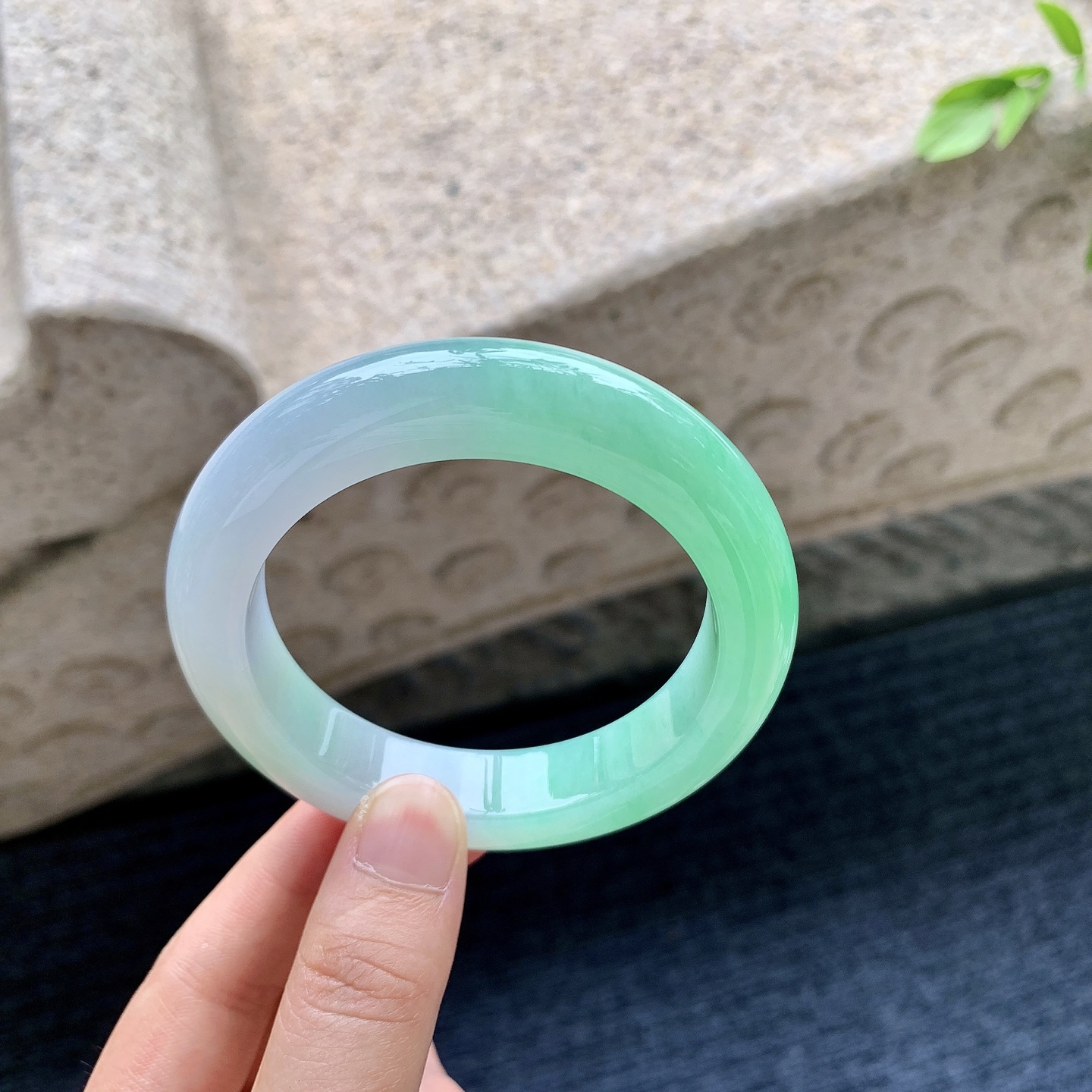 正圈55 56，圈口56/12.6/10.5，编码A3081912，描述细糯阳绿，水润，种老，细腻，无裂。