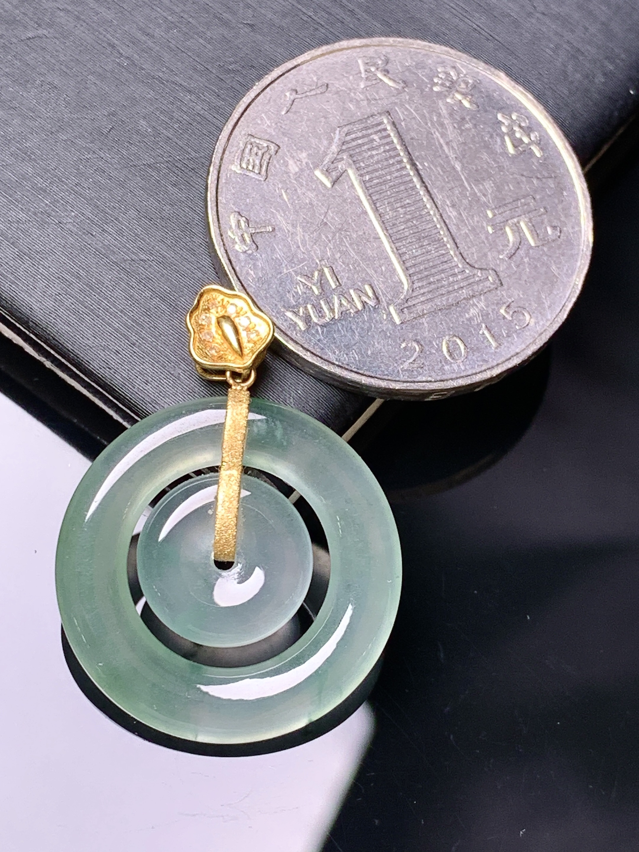 18k金镶嵌冰种子母扣吊坠 玉质细腻 色泽艳丽清新 水润亮眼 整体尺寸27.5*20.6*3.3 a8
