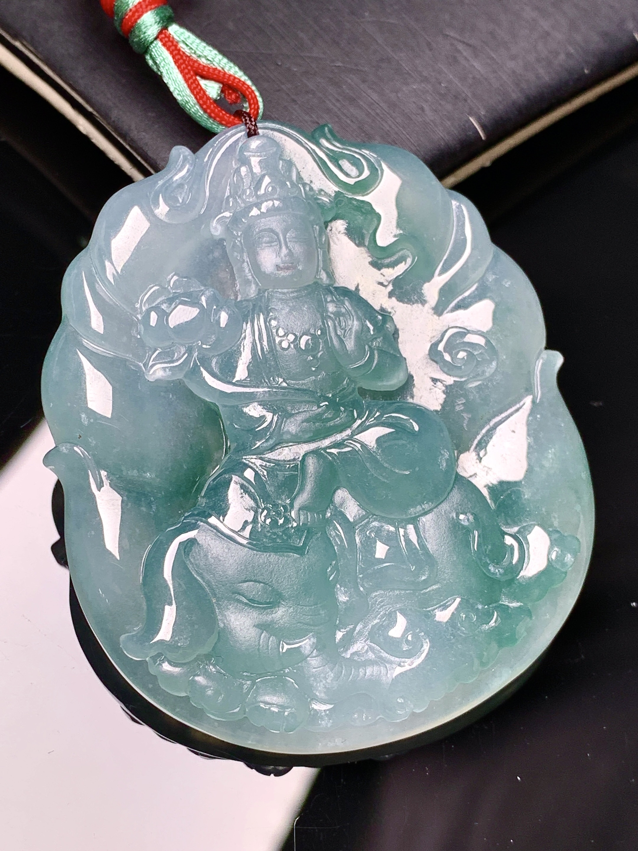 飘绿普贤观音菩萨吊坠 玉质细腻 色泽艳丽清新 水润亮眼 整体尺寸50.8*43*6 b2