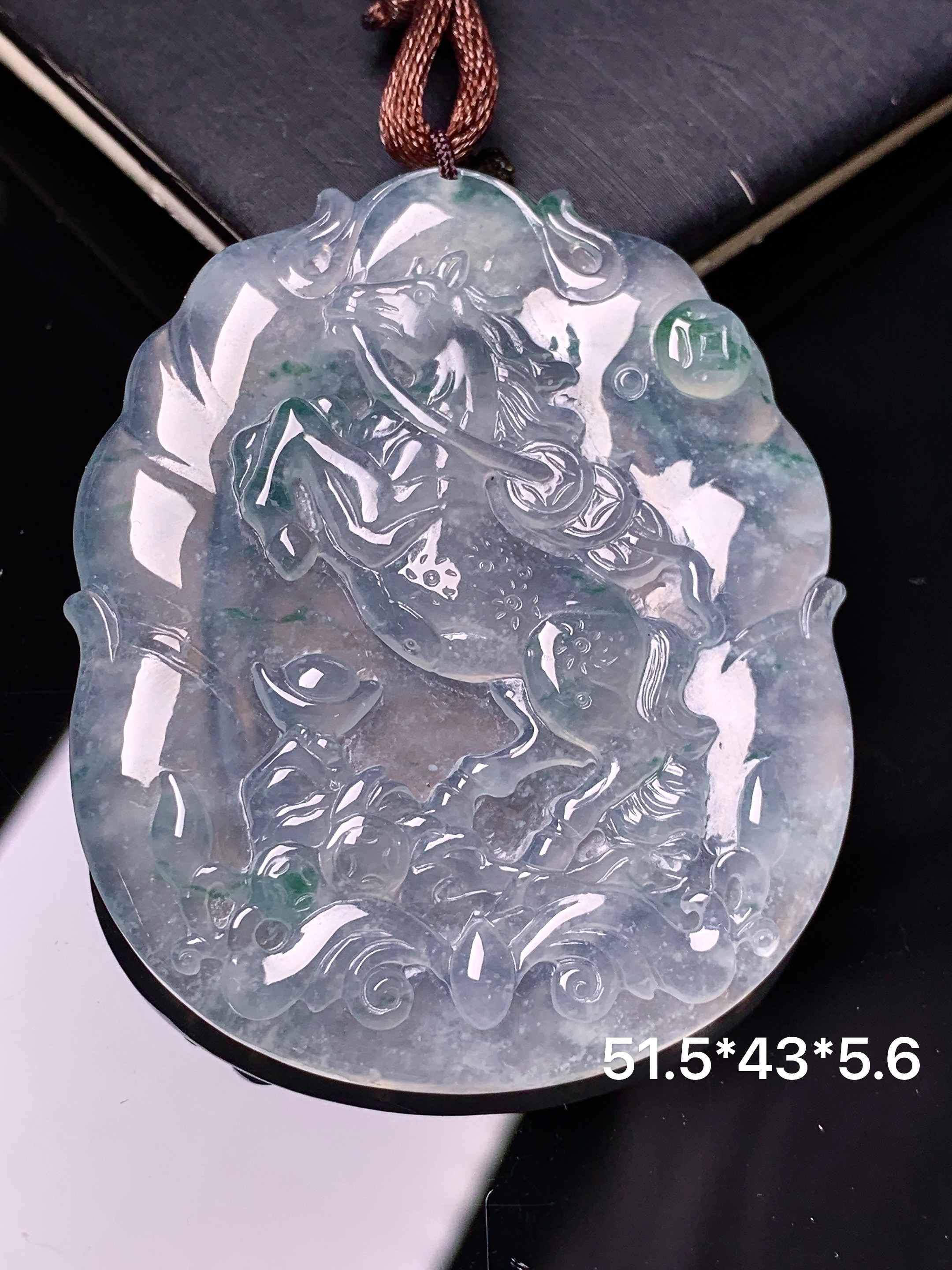 飘绿冰种生肖马牌吊坠 玉质细腻 色泽艳丽清新 水润亮眼 整体尺寸51.5*43*5.6 b2