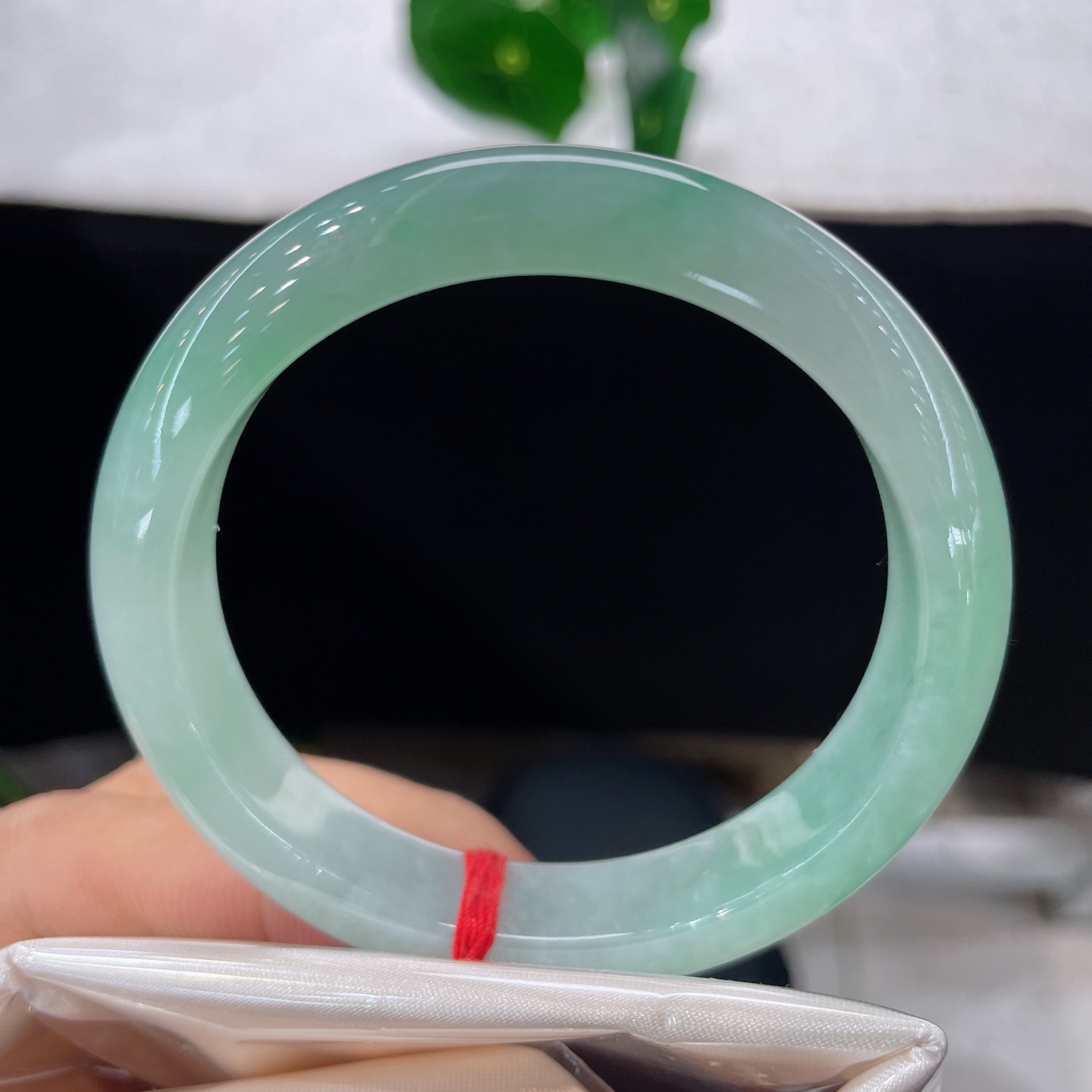 翡翠手镯，圈口55.1/11.8/7.8，冰晴底正圈，54/55可戴，玉揽一汪青潭，翠染素腕，无裂