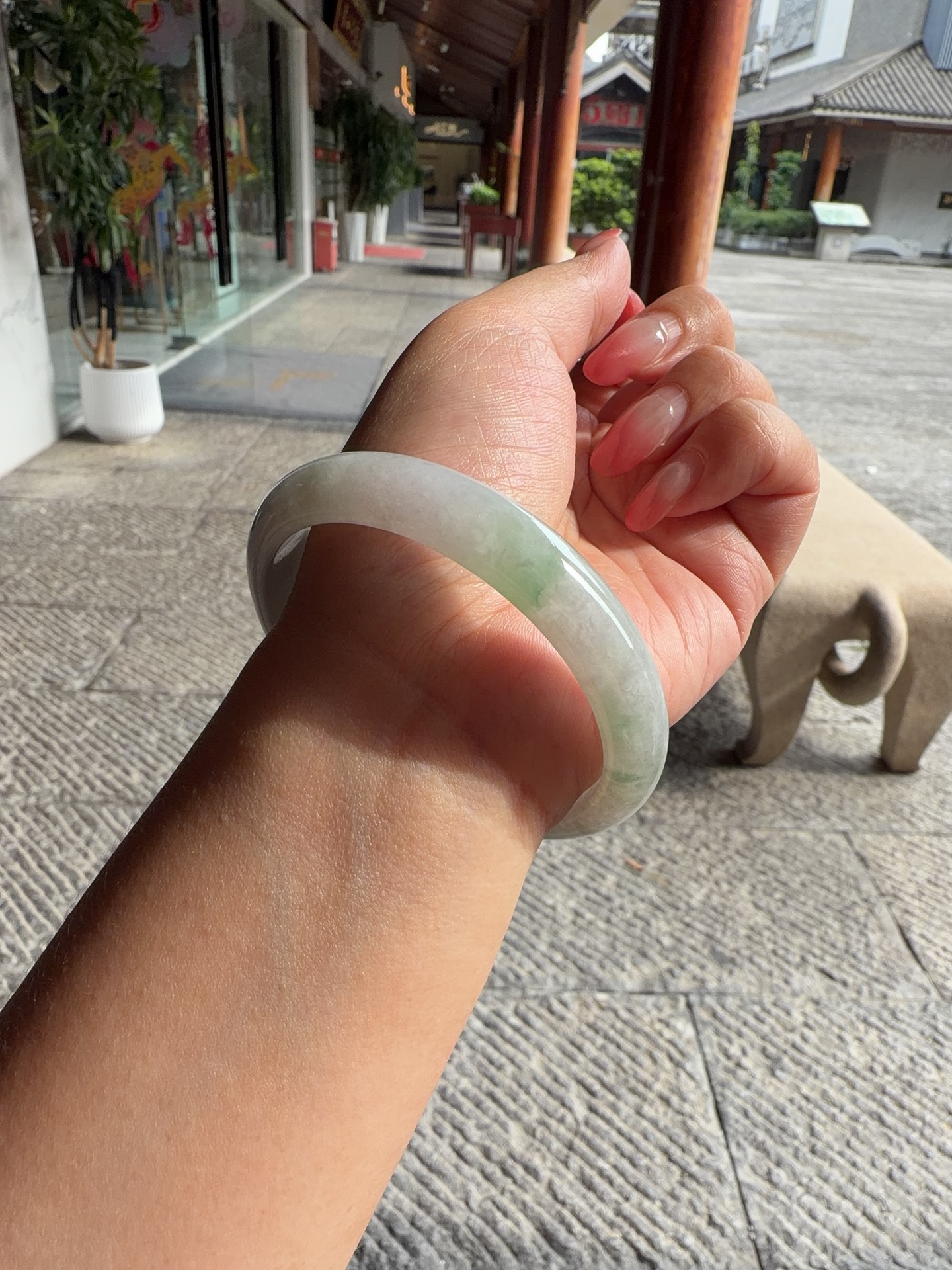 正圈58 59，圈口58.8-11.2-7.3，编码0818H18，糯种飘绿，玉质细腻，水润，种老，有纹