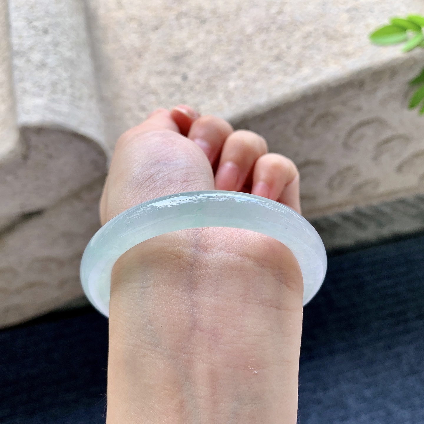圆条52 53，圈口53.5/8.8/8.4，编码GX081922，糯冰飘绿，水润，种老，细腻，打灯有棉线