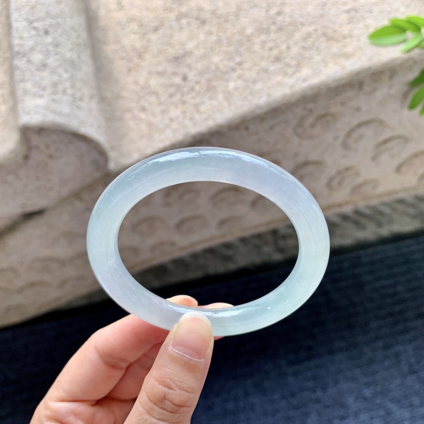 圆条52 53，圈口53.5/8.8/8.4，编码GX081922，糯冰飘绿，水润，种老，细腻，打灯有棉线