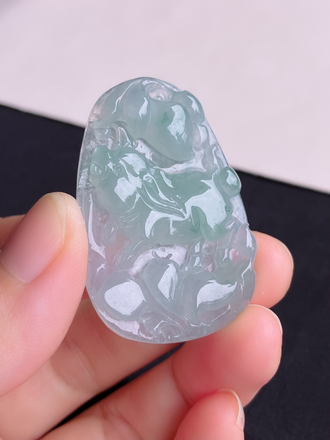 底色生肖猪牌，晶莹剔透。尺寸44.5/29.6/6.3/自然光实拍