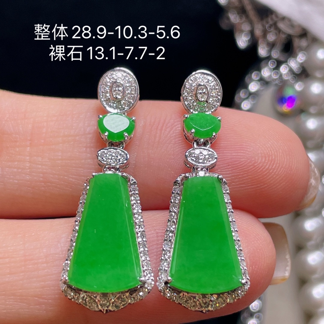 ️翡翠A货 无事牌耳环，阳绿满色，料子冰润细腻，种老起光，18k金镶真钻，上身佩戴效果很好，尺寸