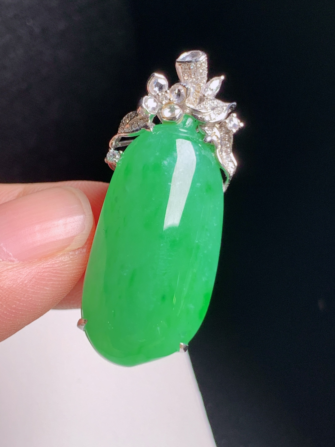 阳绿福瓜吊坠，绿意鲜亮，莹润起光，纳福聚财