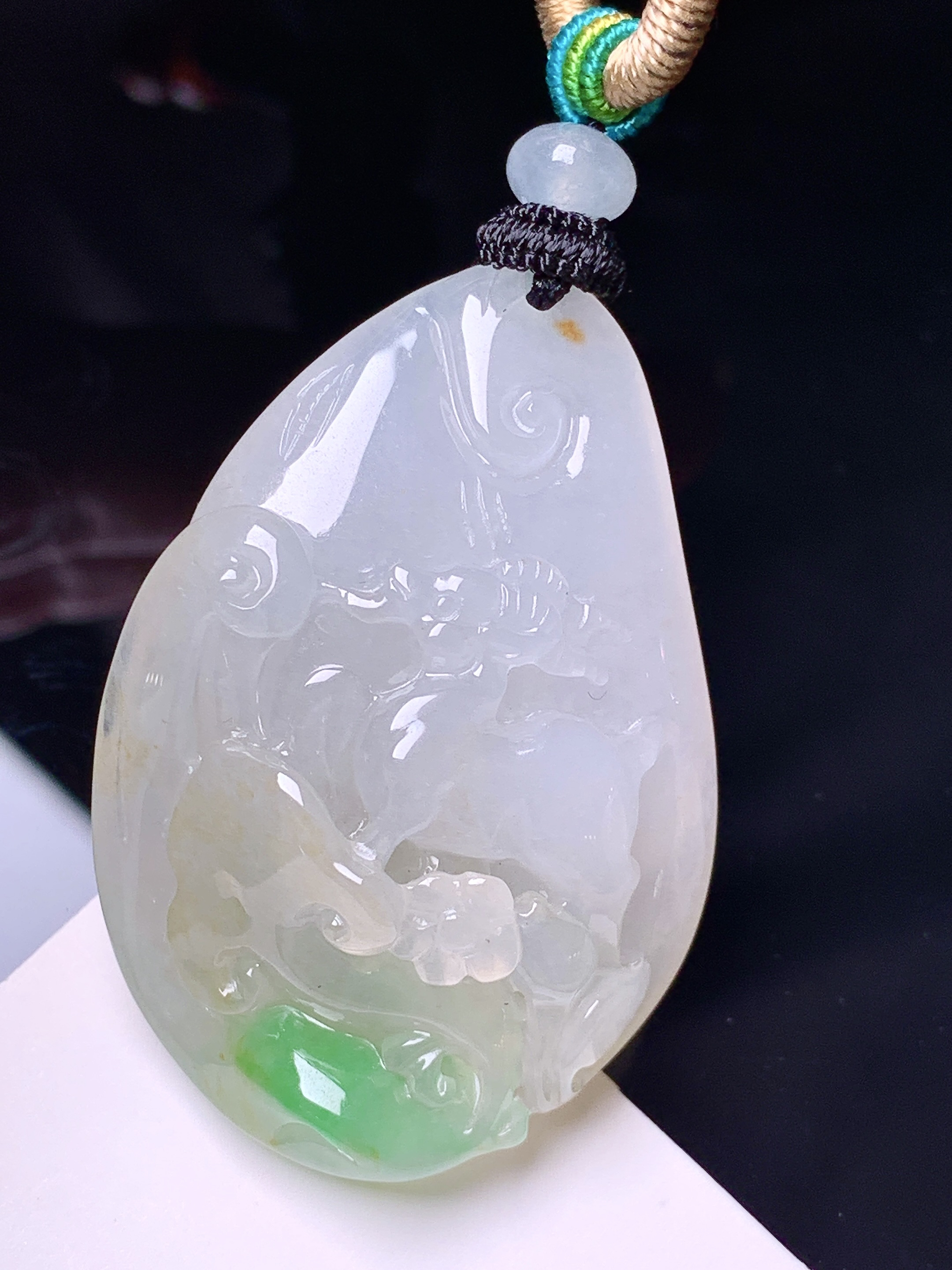飘绿梅花鹿牌吊坠 玉质细腻 色泽艳丽清新 水润亮眼 整体尺寸39.6*27.5*13 w1