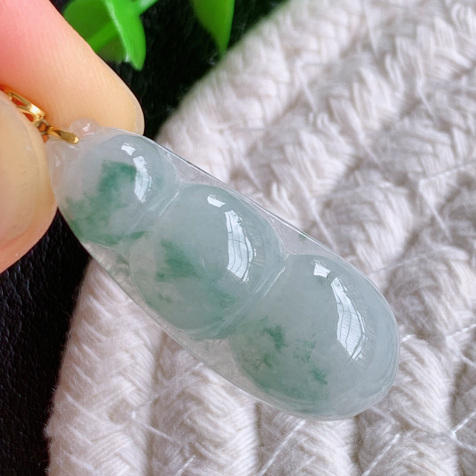 18k金扣冰润飘花福豆翡翠挂件，老种飘花  冰清玉洁  胶感十足  寓意“四季平安，福气满满”颜色鲜