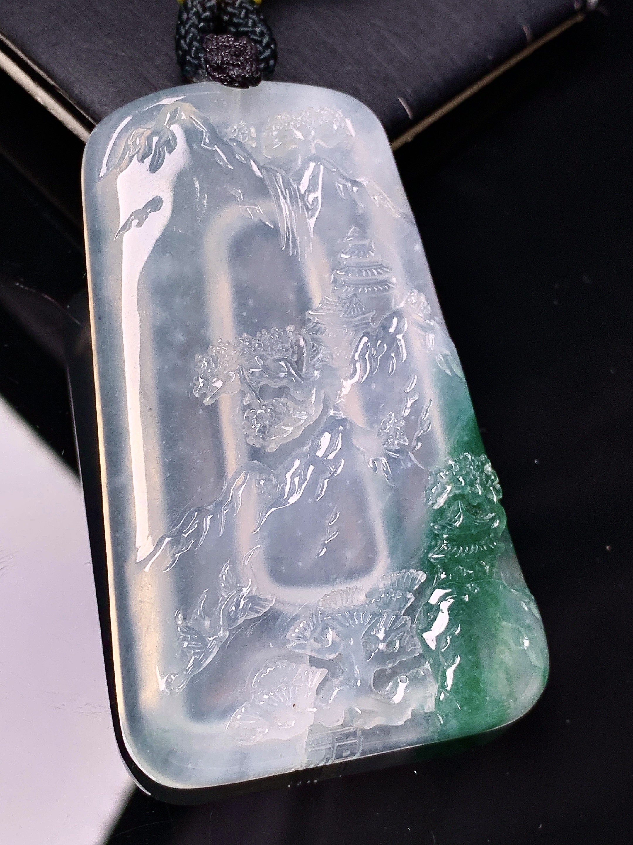 飘绿山水牌吊坠 玉质细腻 色泽艳丽清新 水润亮眼 整体尺寸62*37.2*6.5 L2