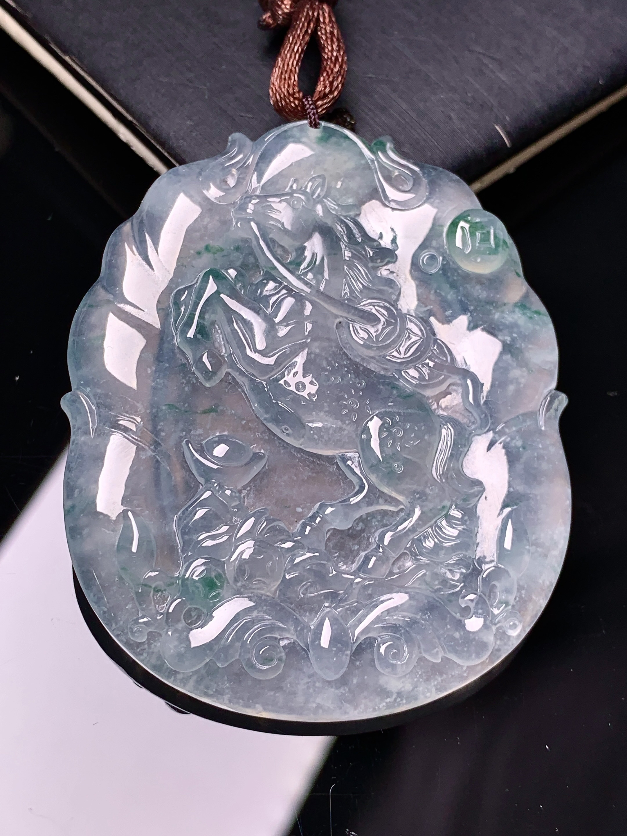 飘绿冰种生肖马牌吊坠 玉质细腻 色泽艳丽清新 水润亮眼 整体尺寸51.5*43*5.6 b2