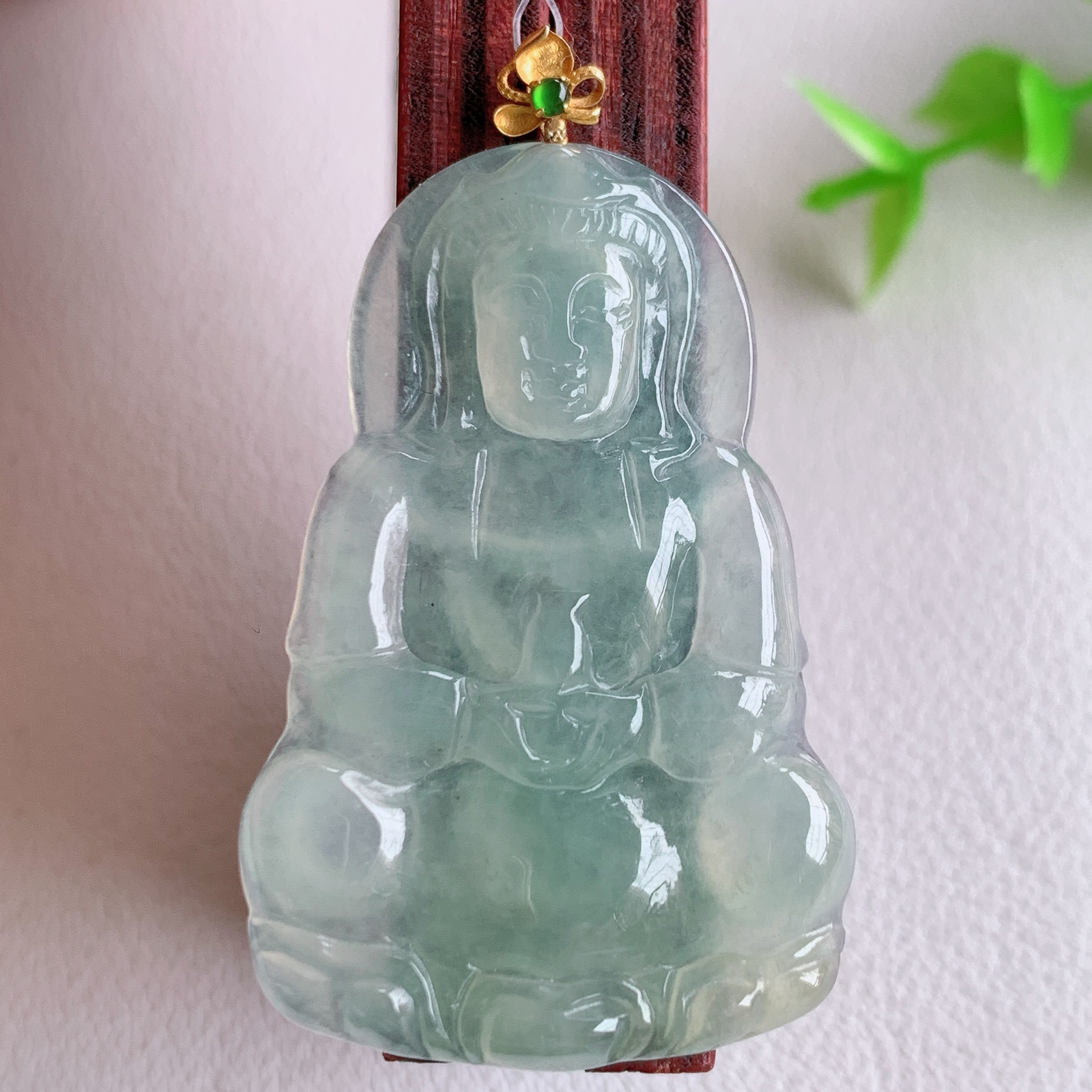 18k金扣冰润精雕观音吊坠，法相端庄大气，工艺精湛，种色浓郁，细腻饱满冰润，种老水足，收藏佳品，佩戴大气  W49.17  整体尺寸：45-26.5-4mm  裸石尺寸：40-26.5-4mm