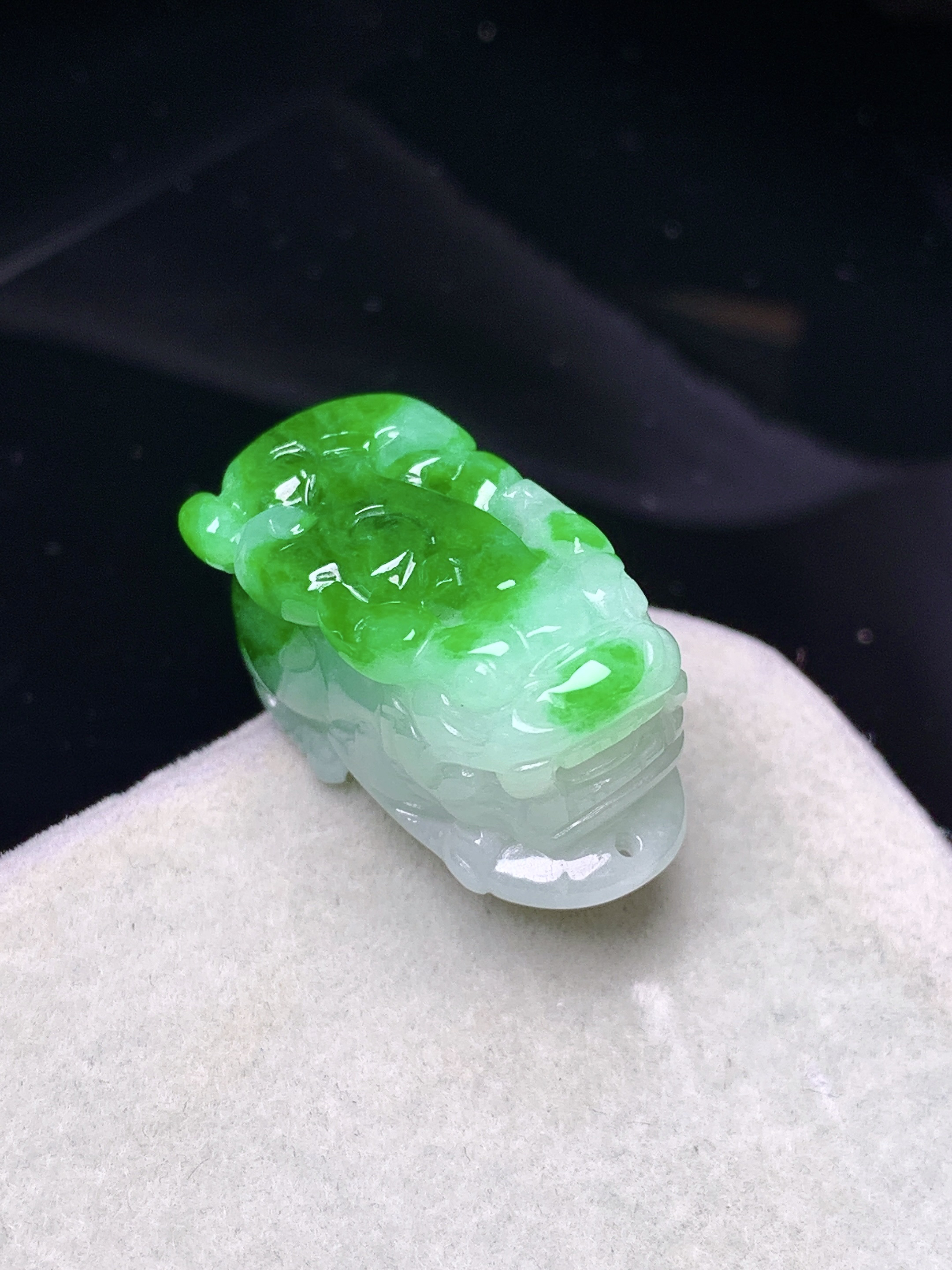 飘绿貔貅吊坠 玉质细腻 色泽艳丽清新 水润亮眼 整体尺寸24*11.8*13 w1