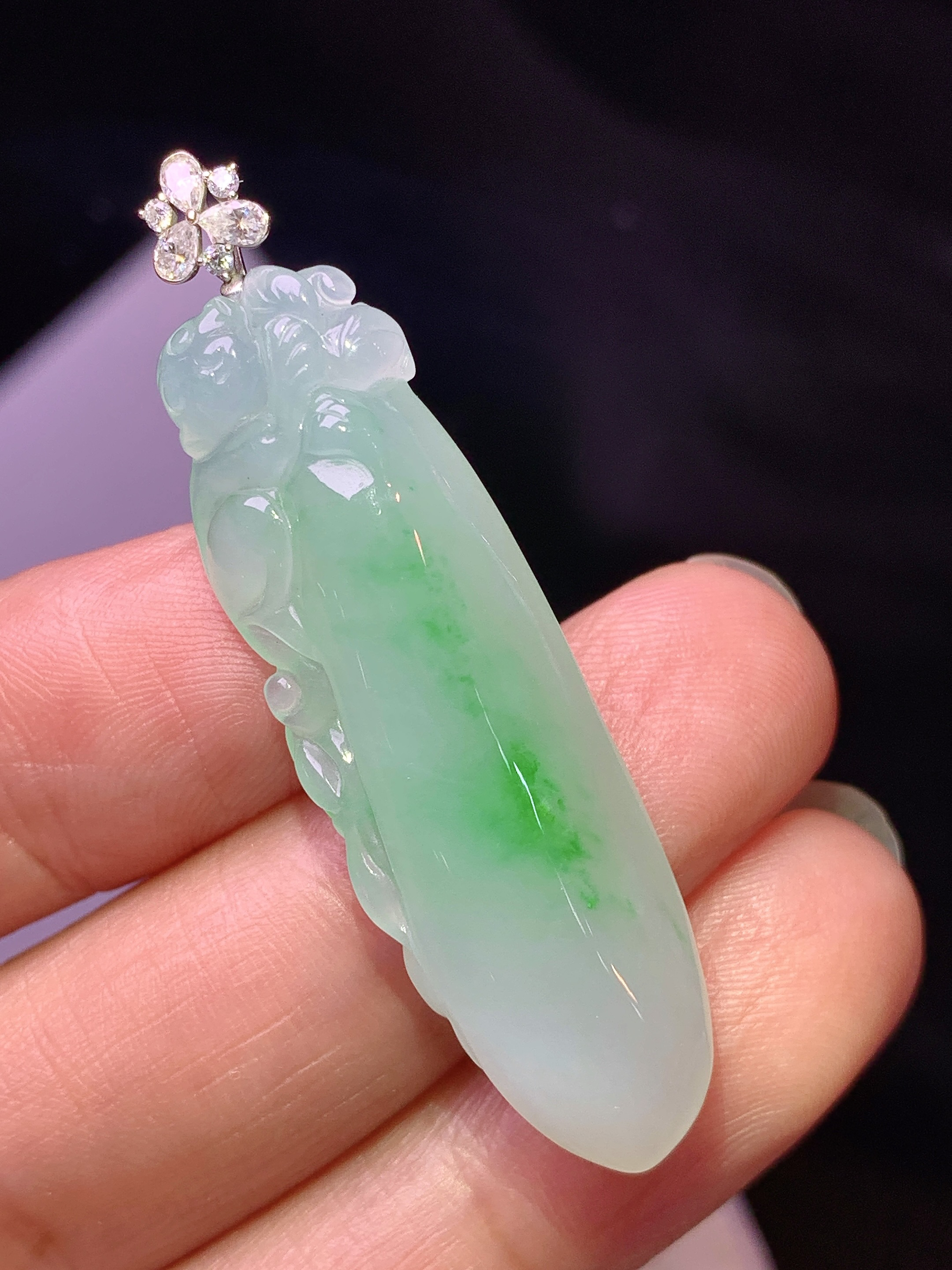 18k金钻镶嵌飘绿福瓜吊坠 玉质细腻 色泽艳丽清新 水润亮眼 整体尺寸46.3*12.6*6.5 e