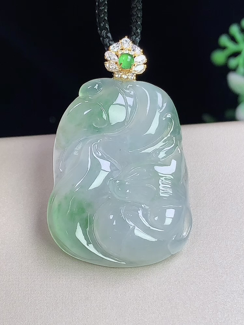 18k金镶冰飘花九尾狐，无裂，尺寸29.8*22.5*5.7mm，D18fw