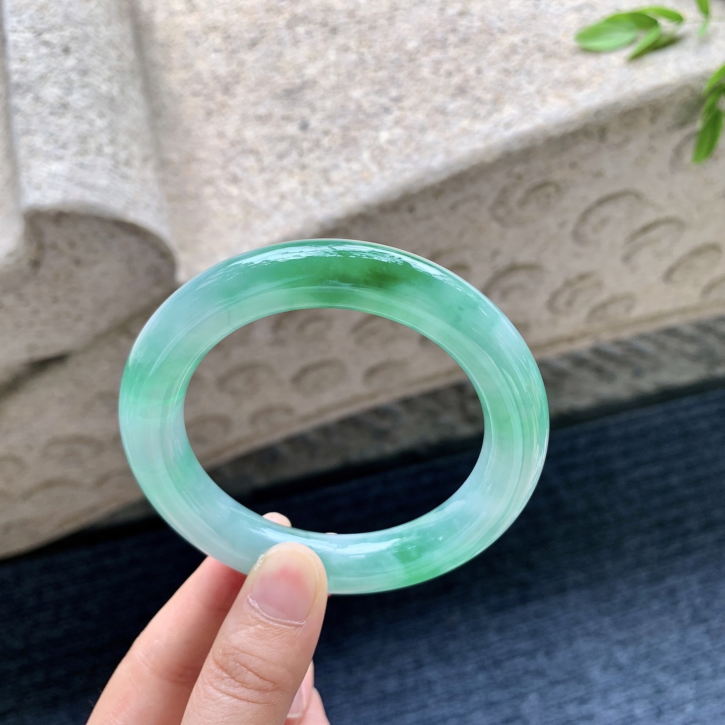 圆条56 57，圈口57.4/12/11.4，编码WW081933，冰糯飘辣绿，水润，种老，细腻，无裂。