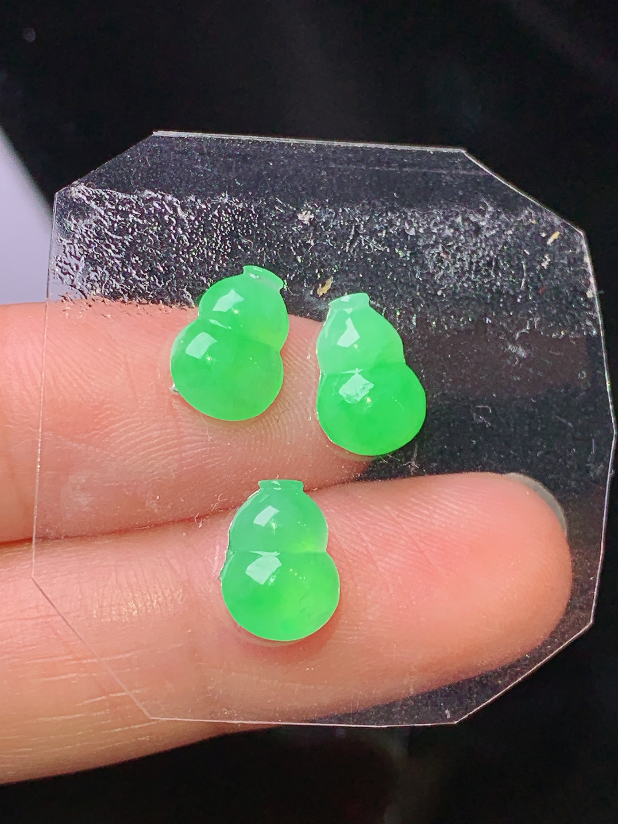 镶嵌款 阳绿葫芦一手 玉质细腻 色泽艳丽清新 水润亮眼 整体尺寸9.2*7*3.5 h1