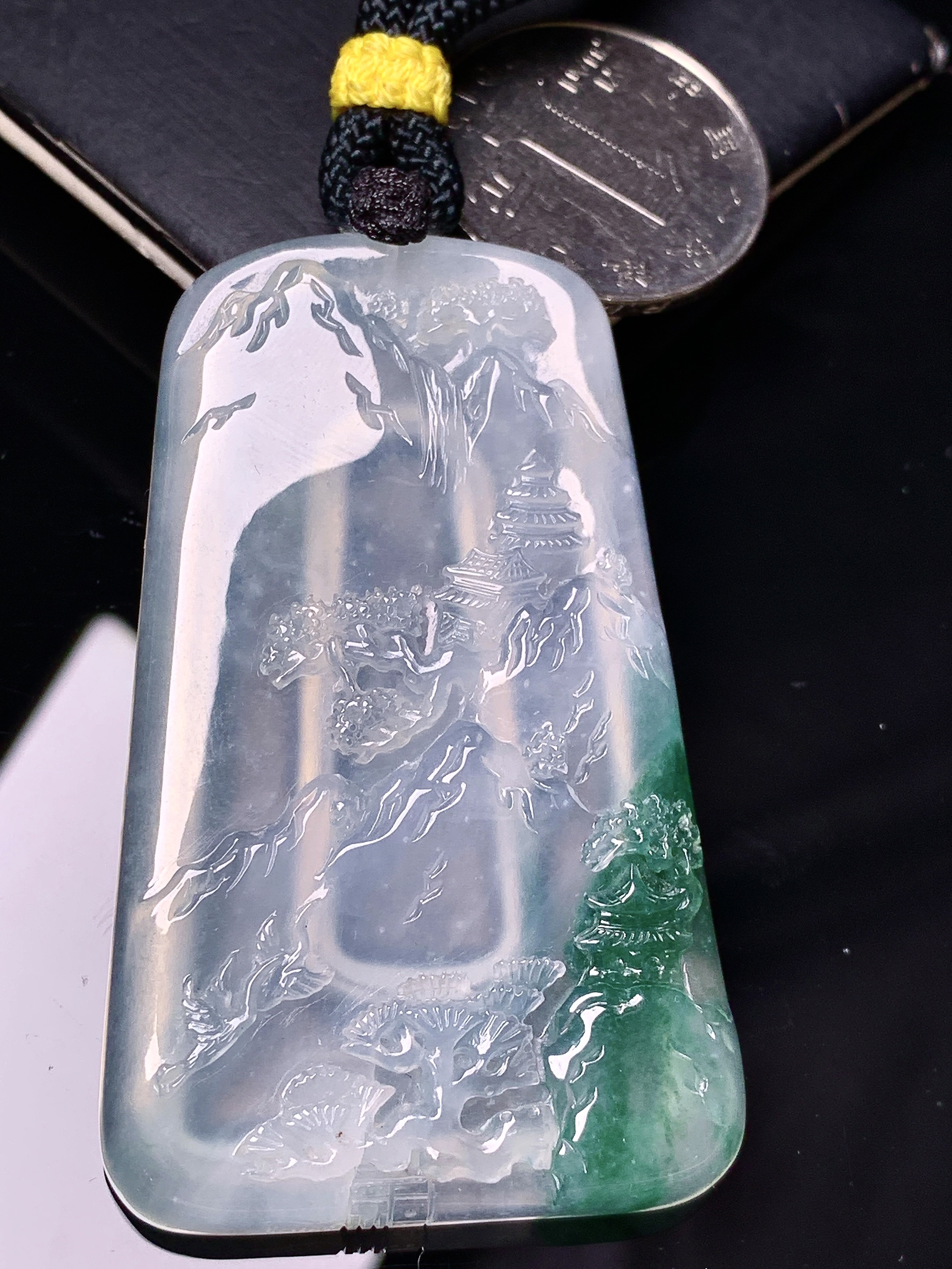 飘绿山水牌吊坠 玉质细腻 色泽艳丽清新 水润亮眼 整体尺寸62*37.2*6.5 L2