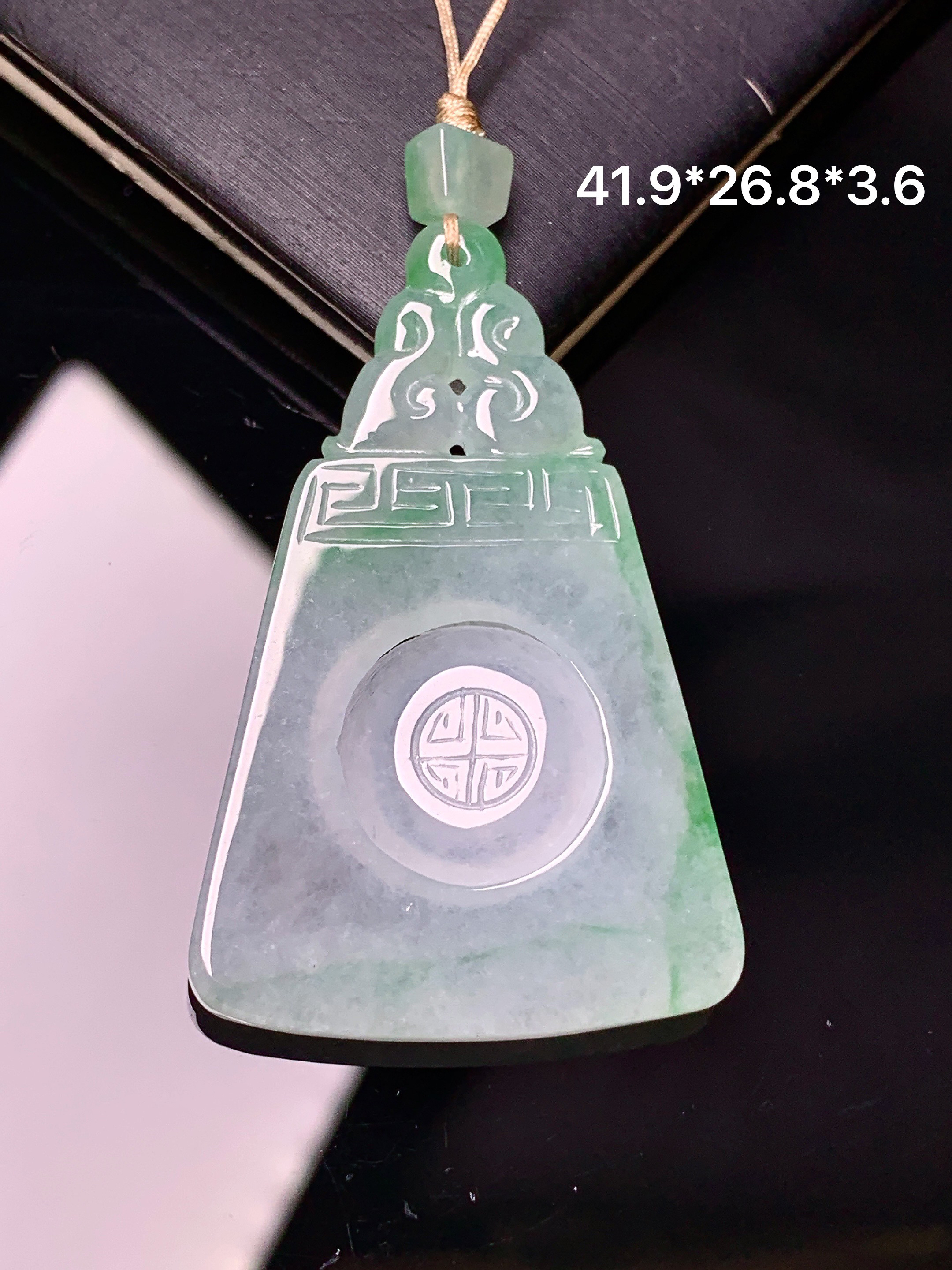 飘绿福在眼前吊坠 玉质细腻 色泽艳丽清新 水润亮眼 整体尺寸41.9*26.8*3.6 a8
