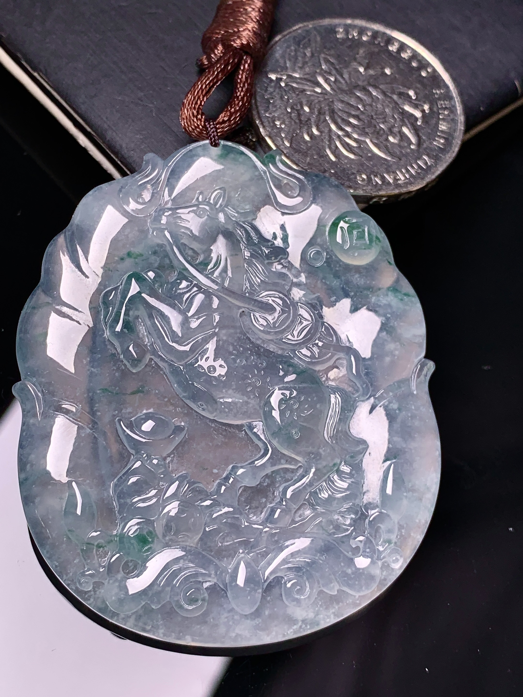 飘绿冰种生肖马牌吊坠 玉质细腻 色泽艳丽清新 水润亮眼 整体尺寸51.5*43*5.6 b2