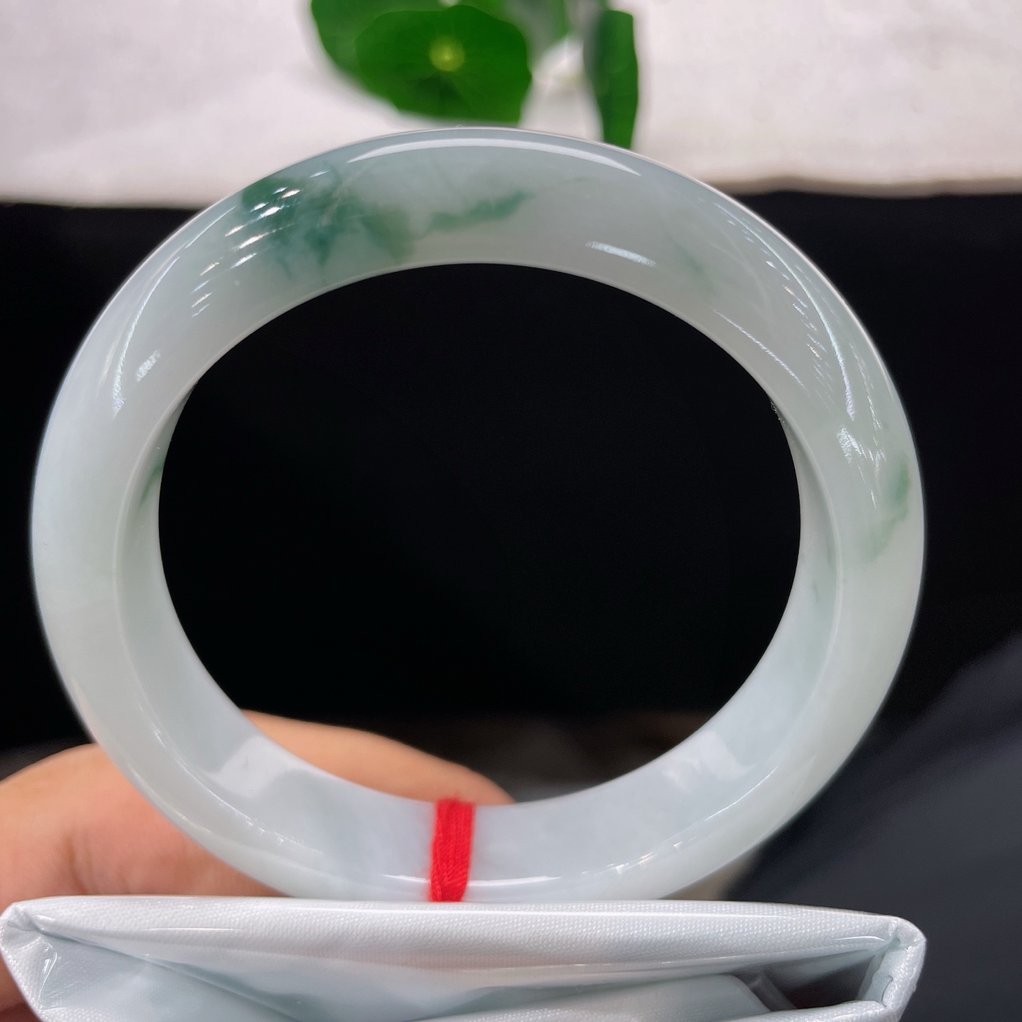 翡翠手镯 圈口56.6/12.4/8.4，冰飘花正圈，56/57/可戴，飘花藏山水，玉润伴朝夕，无裂