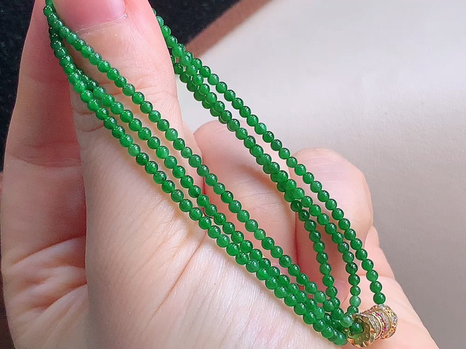 ️ 满绿小米珠链，尺寸取一2.1mm，包A附证书