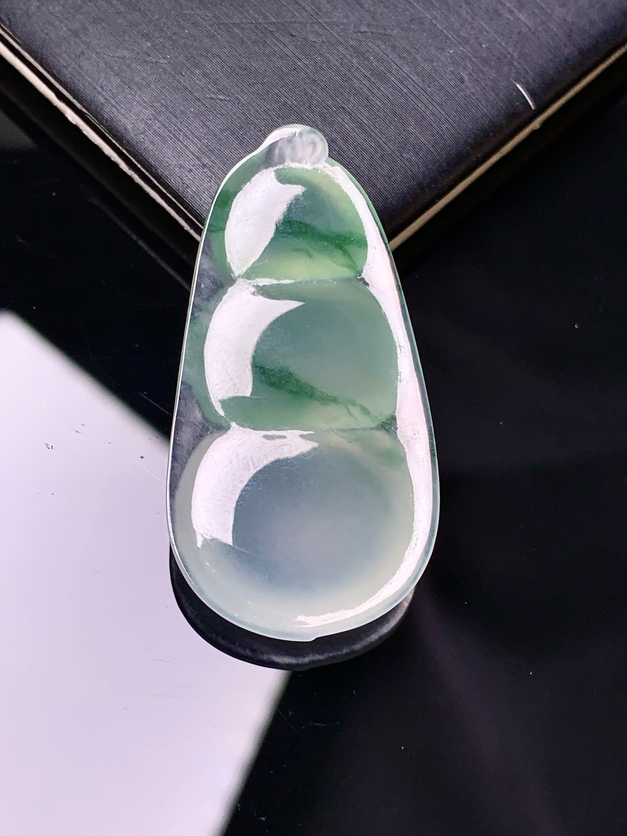 冰飘绿四季豆吊坠 玉质细腻 色泽艳丽清新 水润亮眼 整体尺寸36.8*19*6 c1